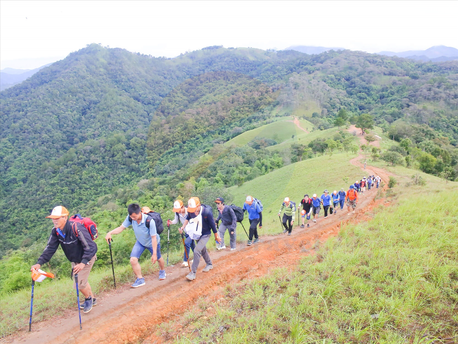 Cung đường Tà Năng - Phan Dũng bắt đầu từ xã Tà Năng, huyện Đức Trọng, Lâm Đồng (cũ) và kết thúc tại xã Phan Dũng, huyện Tuy Phong, tỉnh Bình Thuận (cũ) được mệnh danh là cung đường trekking đẹp nhất Việt Nam.