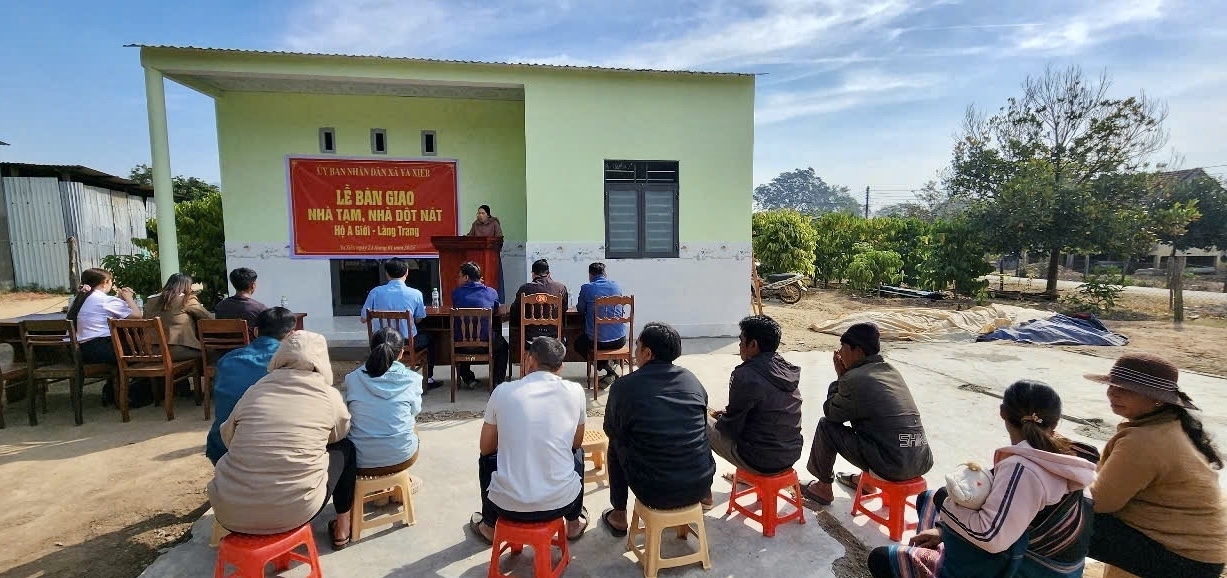 Bàn giao nhà mới cho gia đình ông A Giới, ở làng Trang, xã Ya Ly, tỉnh Quảng Ngãi (trước thuộc xã Ya Xiêr, huyện Sa Thầy, tỉnh Kon Tum - Ảnh: Ngọc Chí)