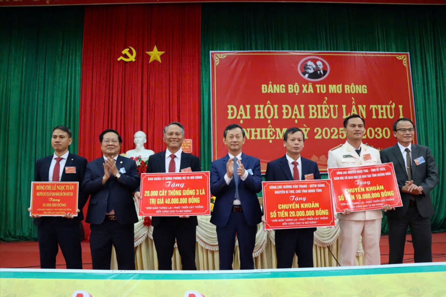 Các đồng chí nguyên lãnh đạo tỉnh Kon Tum (cũ) tham gia ủng hộ chương trình “Ươm mầm tương lai – Phát triển cây trồng bền vững Tu Mơ Rông”. Ảnh: Ngọc Chí