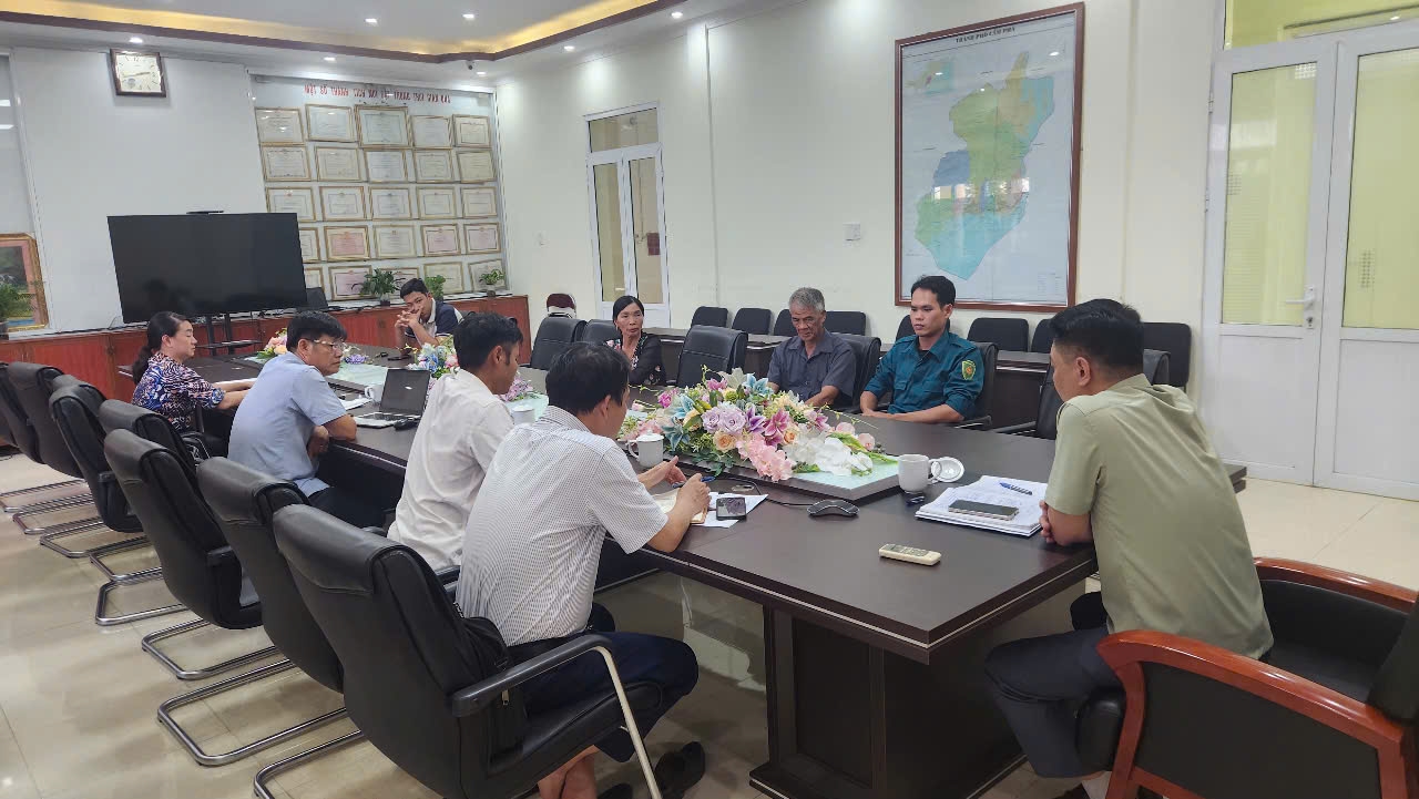 UBND phường Mông Dương tổ chức họp các tổ, khu để nắm bắt tình hình nhằm kịp thời phối hợp với các địa phương, cơ quan chức năng nhằm giải quyết tình hình trên (Ảnh: Mỹ Dung)