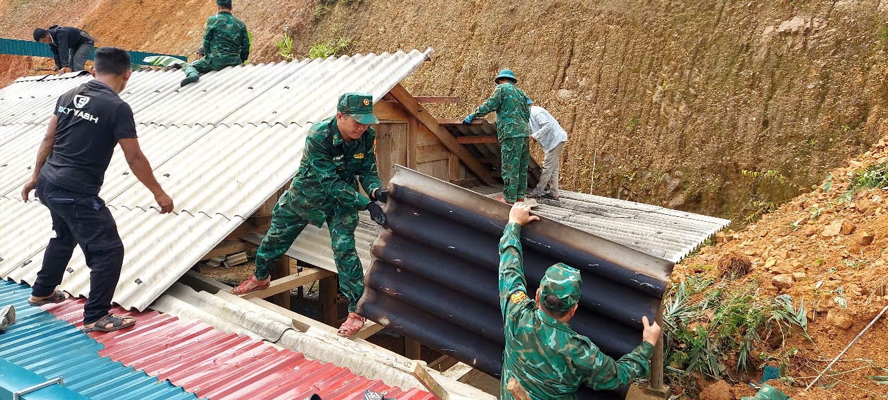 Cán bộ chiến sĩ Đồn Biên phòng Na Loi phối hợp với chính quyền địa phương và Nhân dân, hỗ trợ tháo dỡ nhà cho gia đình ông Xeo Văn Lơi, bản Đồn Boọng, xã Na Loi có nguy cở sạt lở đất vào nhà