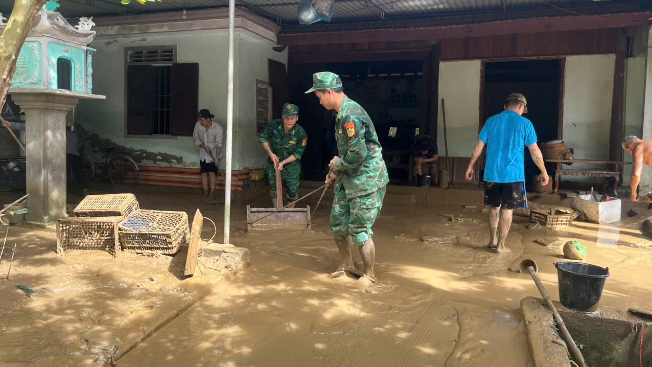 Đồn Biên phòng Tam Quang cử lực lượng giúp Nhân dân trên địa bàn khắc phục hậu quả lũ lụt