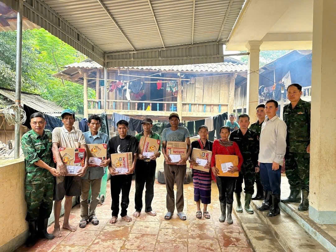Cán bộ, chiến sĩ Đồn Biên phòng Keng Đu cùng cấp ủy, chính quyền địa phương đã đến thăm hỏi, hỗ trợ người dân, trao kinh phí động viên các gia đình bị thiệt hại nặng do ảnh hưởng cơn bão số 3