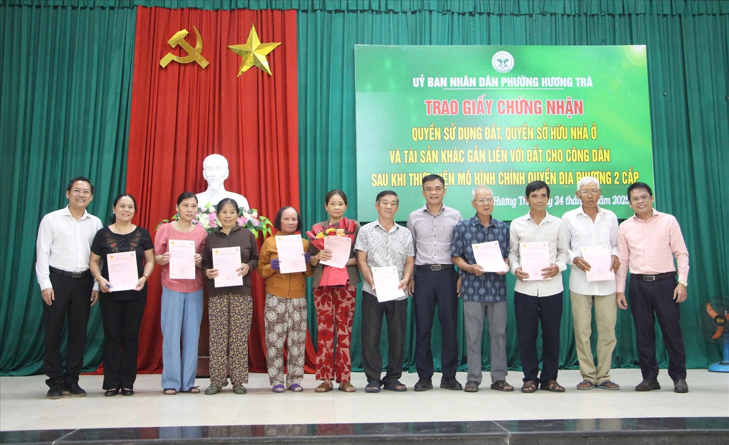 UBND phường Hương Trà cấp sổ hồng cho 24 hộ dân. (Ảnh Huy Trường).