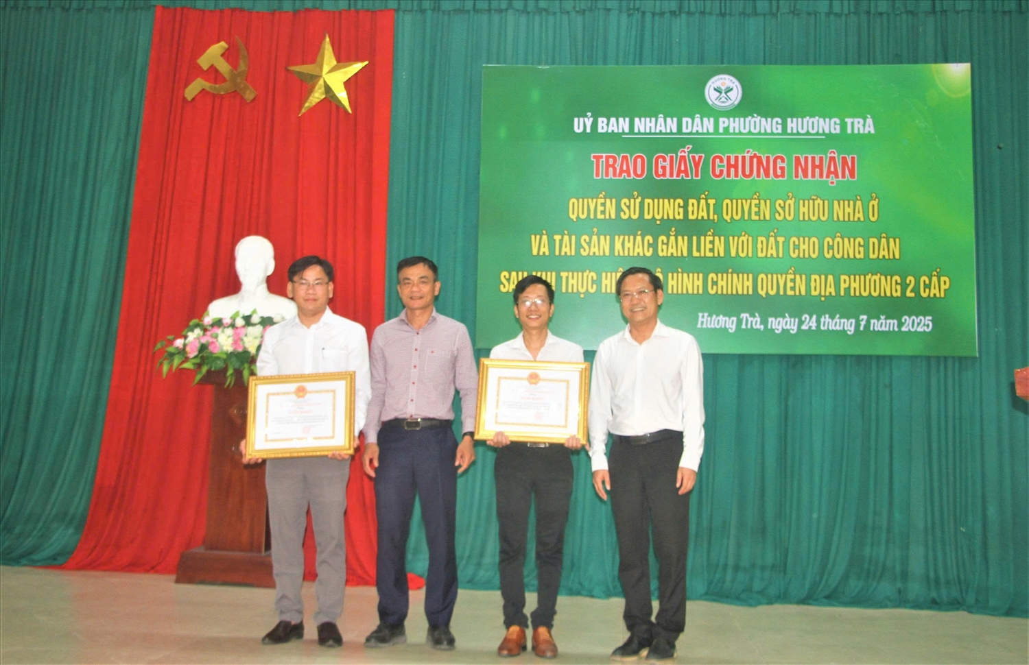 Phường Hương Trà khen thưởng cá nhân, tập thể có thành tích xuất sắc. (Ảnh Huy Trường).