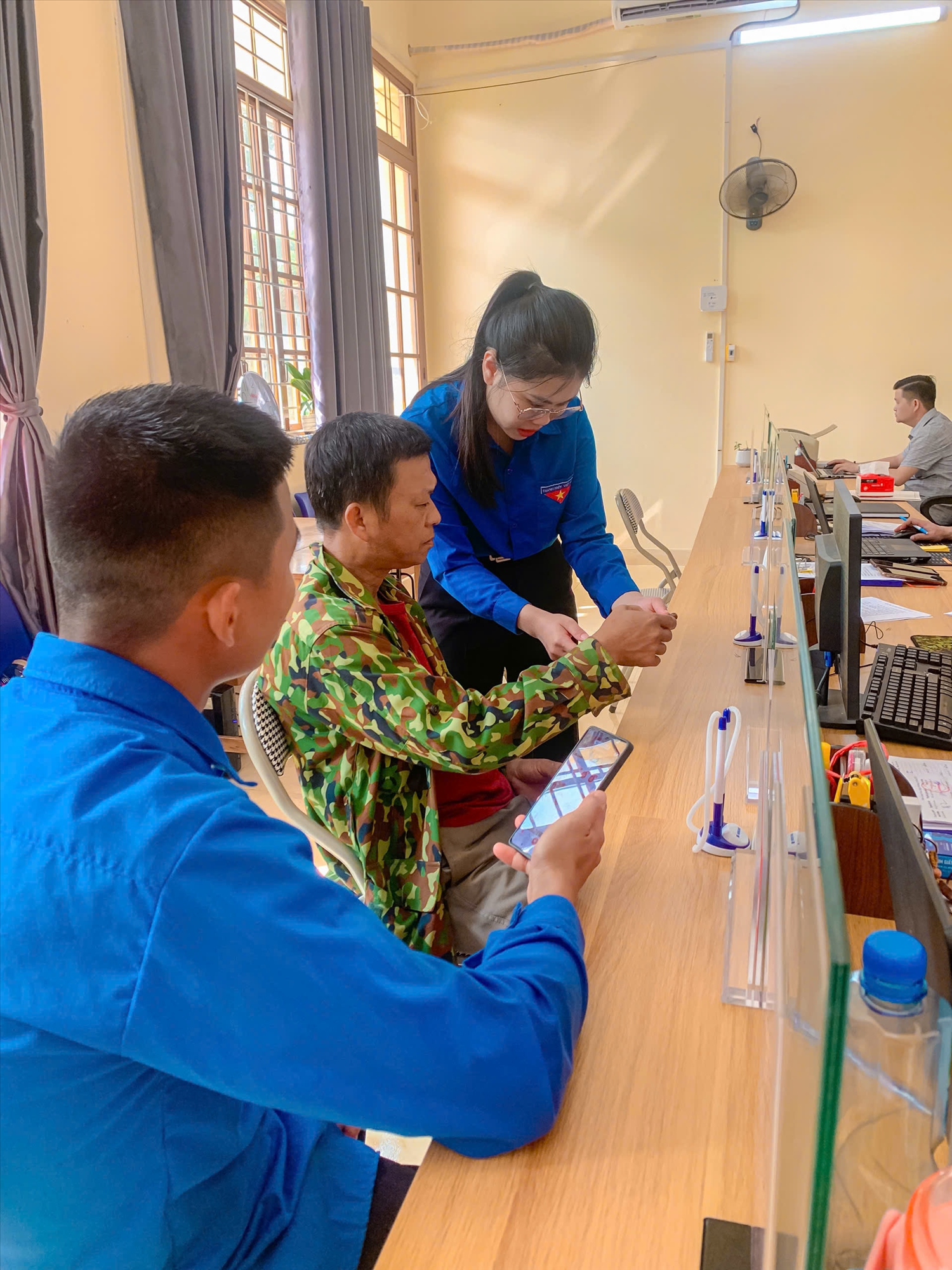 Đoàn thanh niên xã Quốc Việt hỗ trợ người dân làm thủ tục hành chính