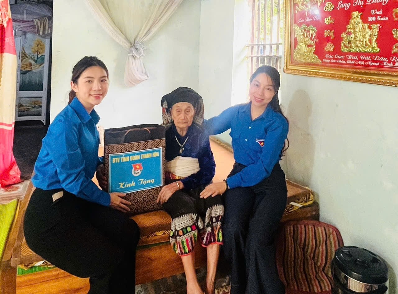 Cán bộ Tỉnh Đoàn Thanh Hóa trao tặng quà cho gia đình chính sách tại xã Lương Sơn(ảnh HL)