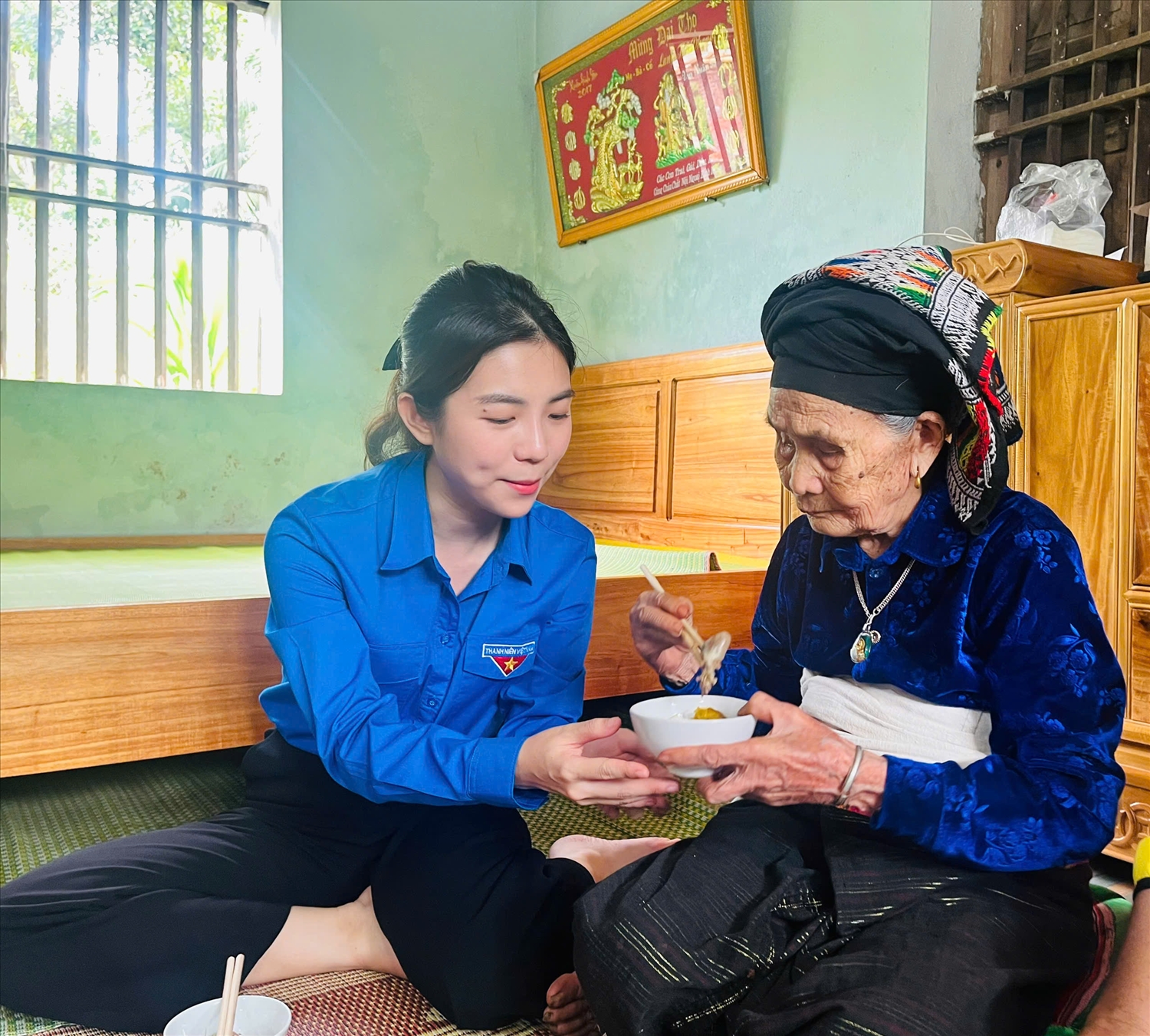 Đoàn viên, thanh niên chăm sóc Mẹ Việt Nam Anh hùng Lang Thị Phong. (ảnh HL)