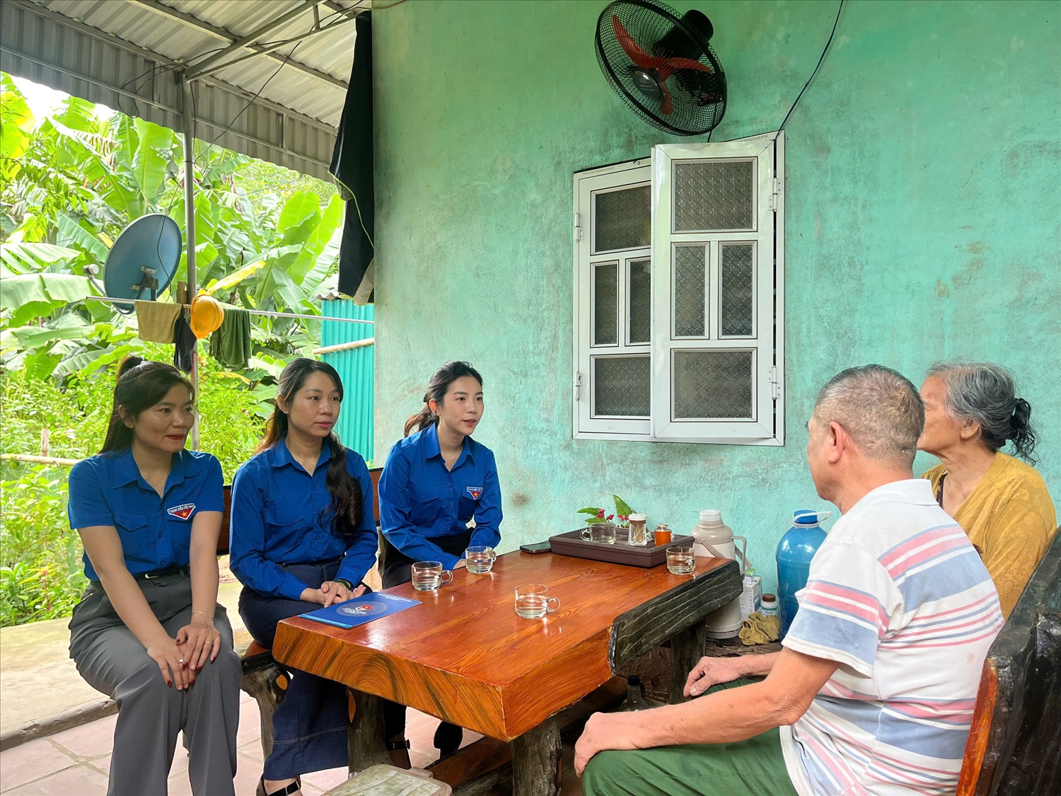 Đoàn công tác đến thăm hỏi, động viên các hộ gia đình chính sách (ảnh HL)