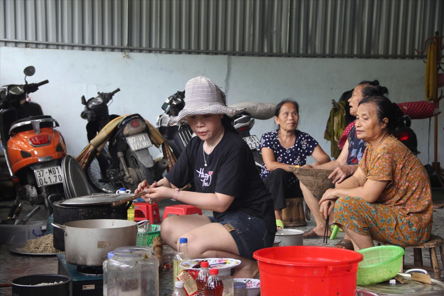 Cô giáo Trần Thị Giang - Phó hiệu trưởng trường THPT Tương Dương 2 (đội mũ) tự tay nấu những bữa ăn miễn phí