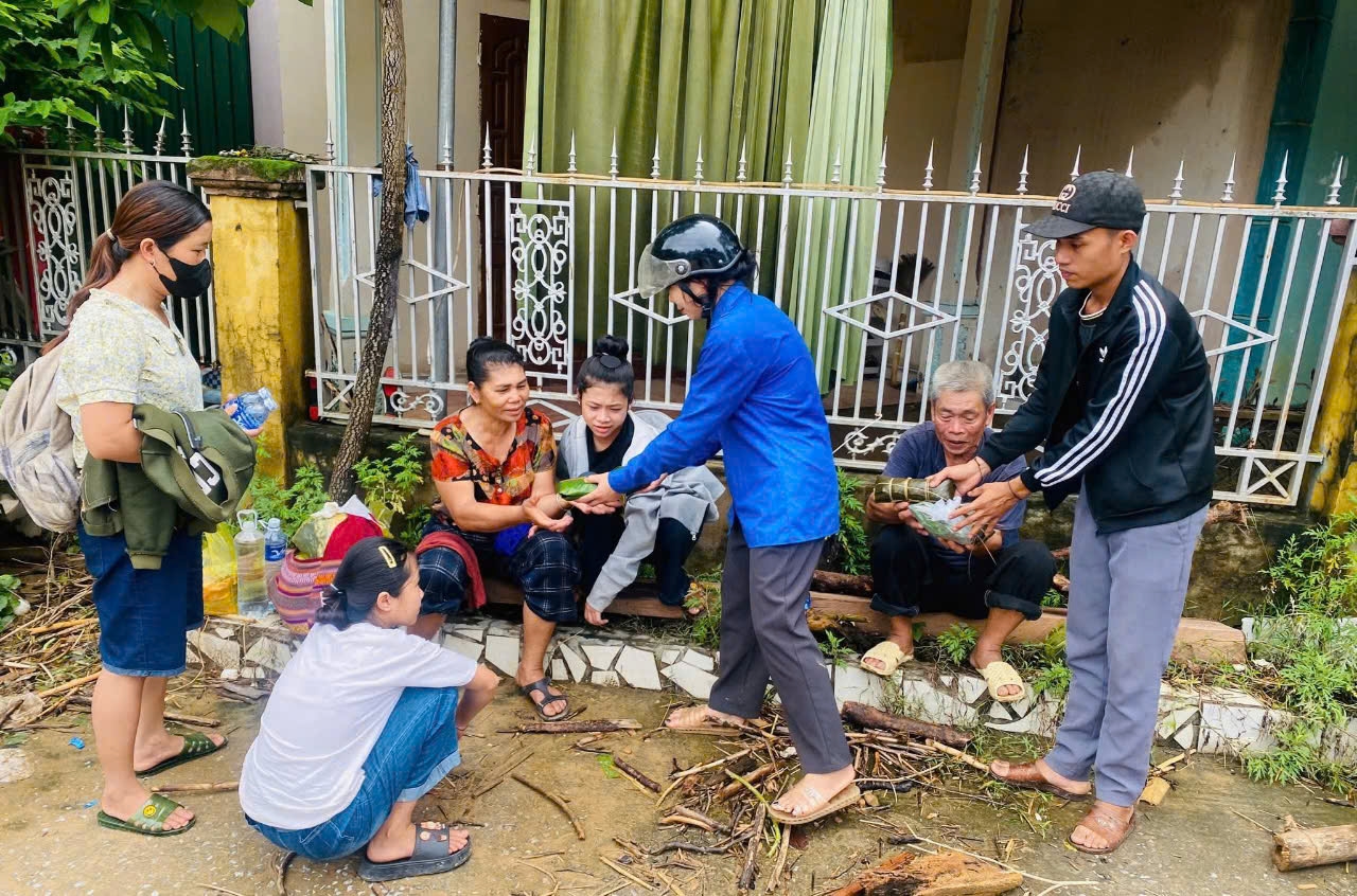 Những gói xôi của bà con xã Yên Na đã được trao tận tay bà con vùng lũ xã Tương Dương, tiếp thêm niềm tin yêu cho người dân vùng chịu thiên tai