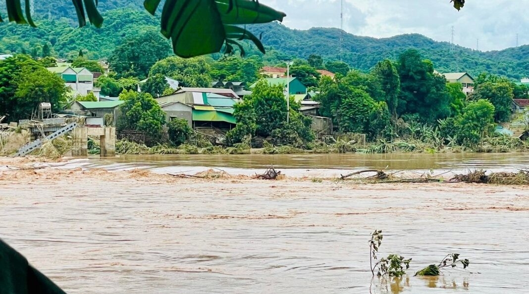 Phía sau cầu treo bản Chắn xã Tương Dương bị sập là những hộ dân đang bị cô lập, đối mặt với những khó khăn của cuộc sống thường nhật