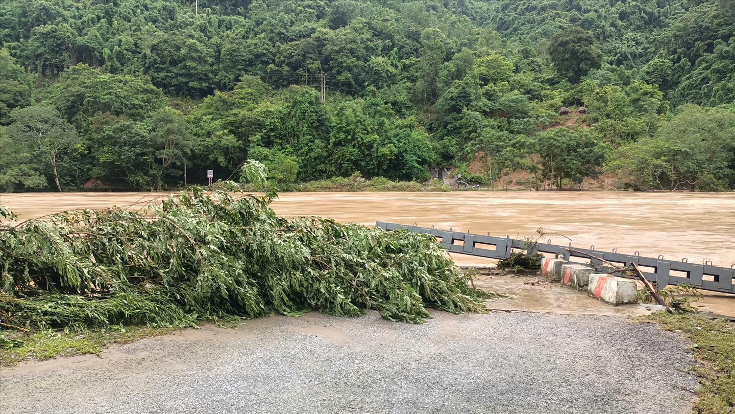 Cầu treo Xốp Mạt cửa ngõ thông thương của 4 xã vùng trong thuộc xã Lượng Minh tan hoang sau lũ