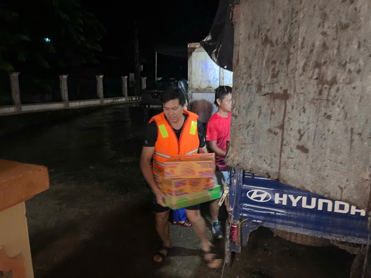 Các thành viên trong đoàn và đại diện chính quyền địa phương đã cấp phát cho bà con vùng lũ ngay khi xem đến (Ảnh: Phạm Tiến)