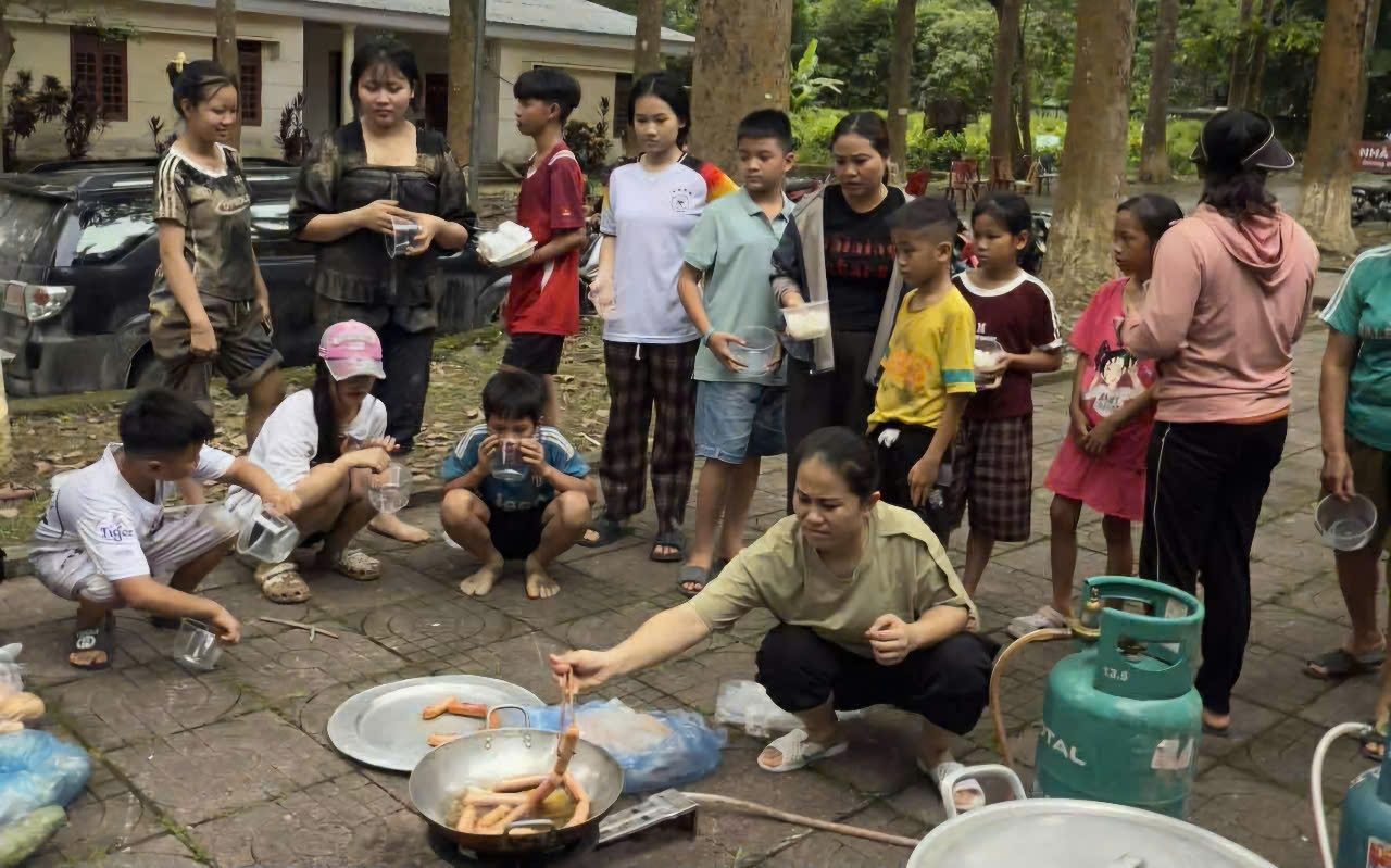 Đoàn thiện nguyện của nhóm Phan Hùng Sơn (Khối 5 Cửa Nam, Phường Thành Vinh, tỉnh Nghệ An) cũng đã có mặt tại khối 2, xã Con Cuông (Ảnh: thành viên đoàn cung cấp)