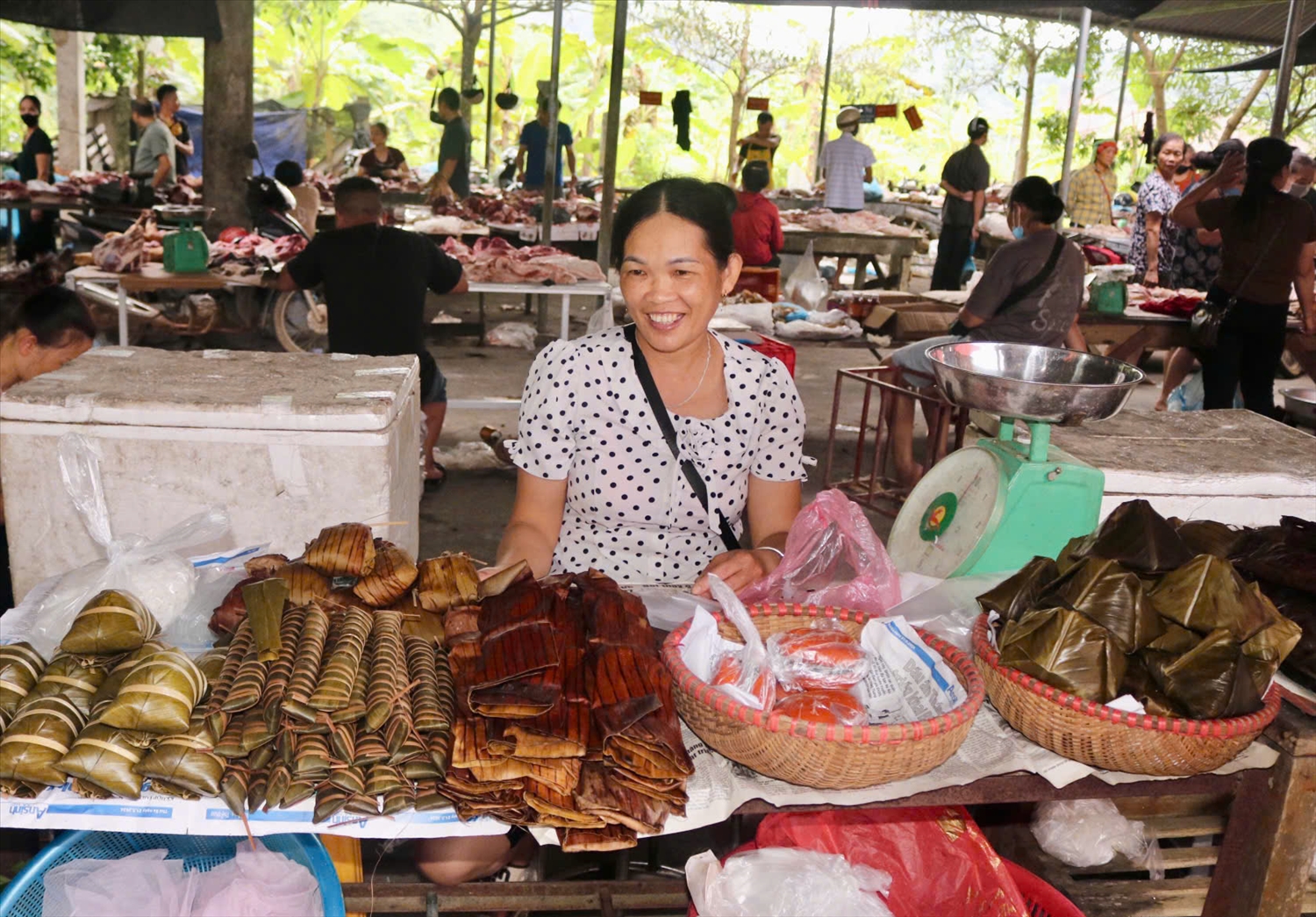 Chị Nguyễn Mai Lụa, thôn Châng, phường Hà Giang 1 tự tay làm các loại bánh truyền thống mang ra chợ bán.