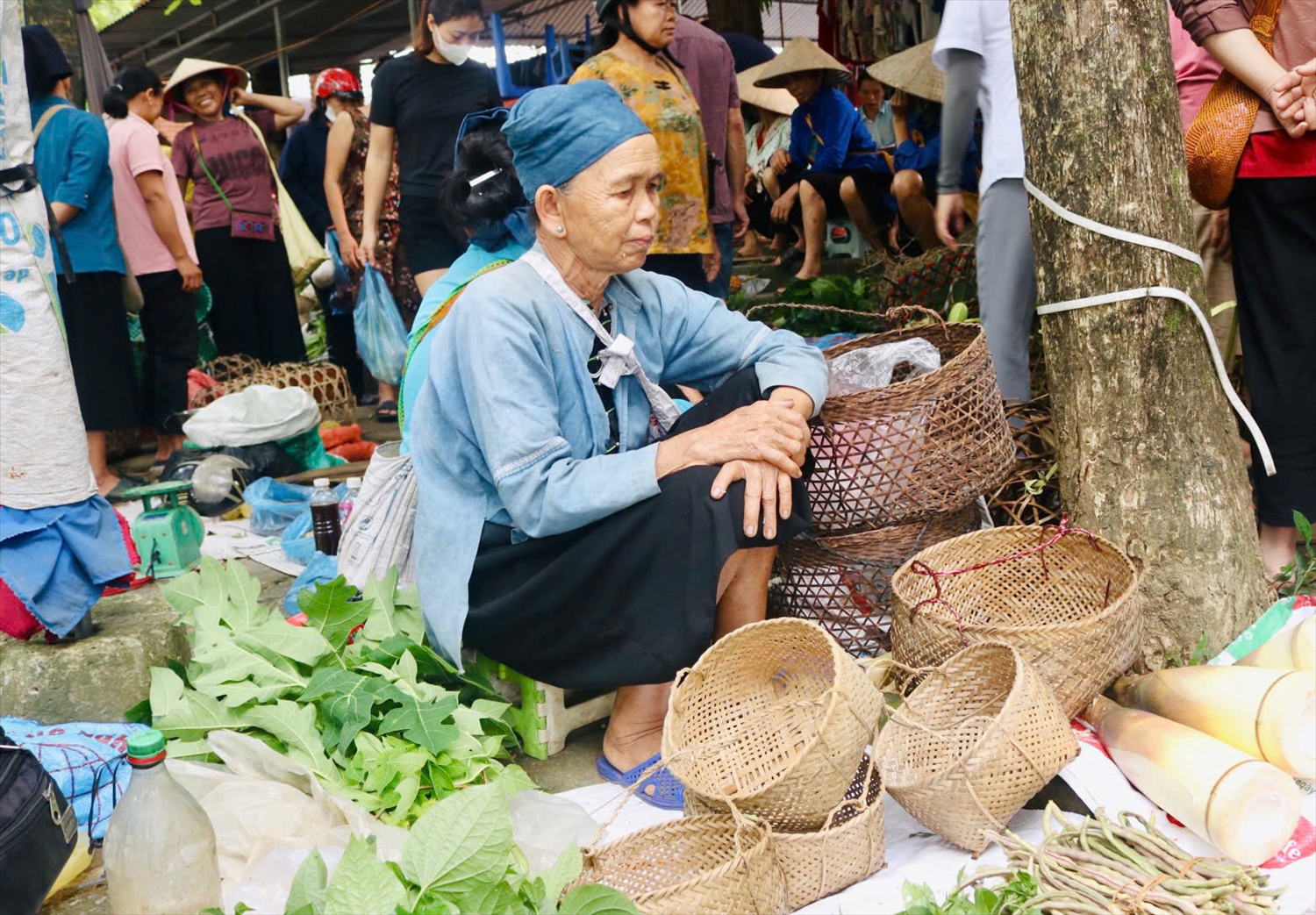 Các mặt hàng thủ công được bày bán tại phiên chợ.