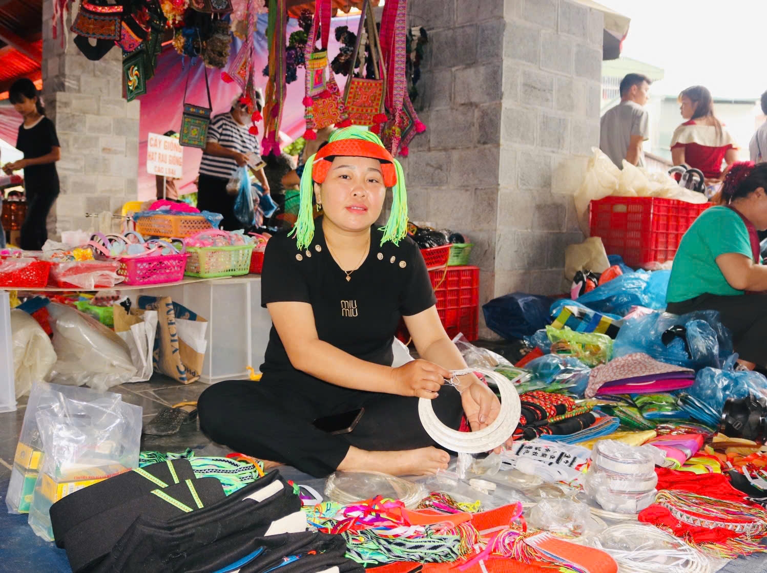 Khu vực bán phụ kiện, thổ cẩm sắc màu luôn được các bà, các chị tìm đến.