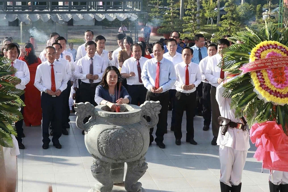 Đoàn công tác Trung ương và lãnh đạo tỉnh Cà Mau đến viếng Nghĩa trang liệt sĩ 
