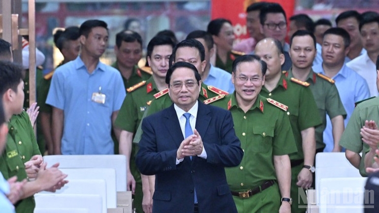 Thủ tướng Phạm Minh Chính tới dự Hội nghị trực tuyến sơ kết 1 năm triển khai kế hoạch về thu nhận mẫu ADN cho thân nhân liệt sĩ. (Ảnh: Trần Hải)