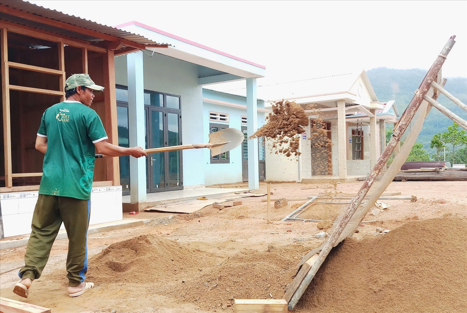 Những căn nhà kiên cố đang thay thế nhà tạm, nhà dột nát ở xã Tây Giang, TP. Đà Nẵng. (Ảnh: Huy Trường)