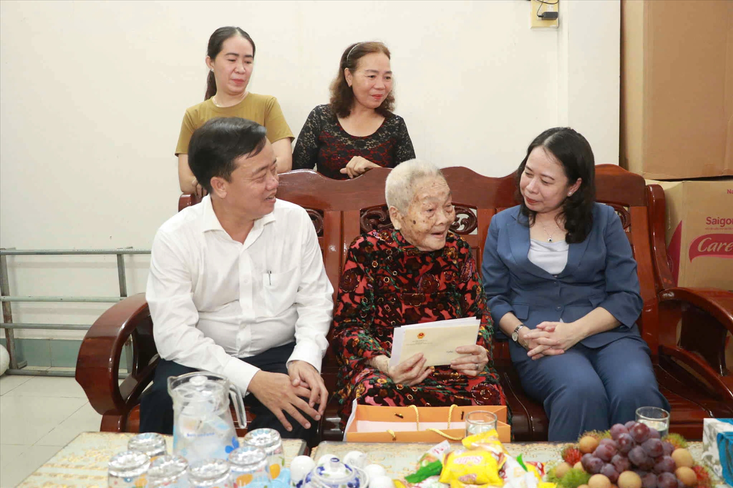Phó Chủ tịch nước Võ Thị Ánh Xuân, ân cần thăm hỏi và tặng quà đến Mẹ Việt Nam anh hùng Lê Thị Chi (ở khóm 8, phường Lý Văn Lâm, tỉnh Cà Mau)