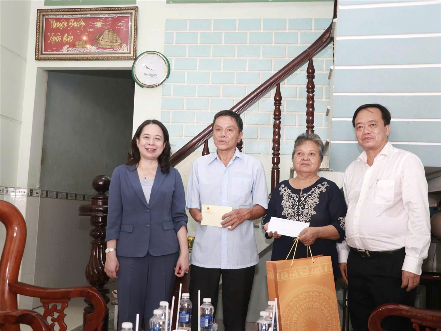 Phó Chủ tịch nước Võ Thị Ánh Xuân trao quà đến gia đình ông Đặng Minh Thới phường Tân Thành, tỉnh Cà Mau