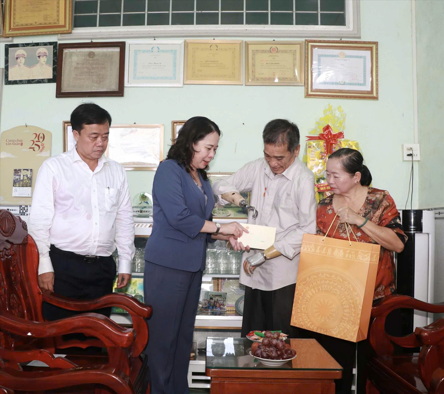 Phó Chủ tịch nước Võ Thị Ánh Xuân trao quà đến Thương binh Hứa Thanh Sử, phường Lý Văn Lâm, tỉnh Cà Mau