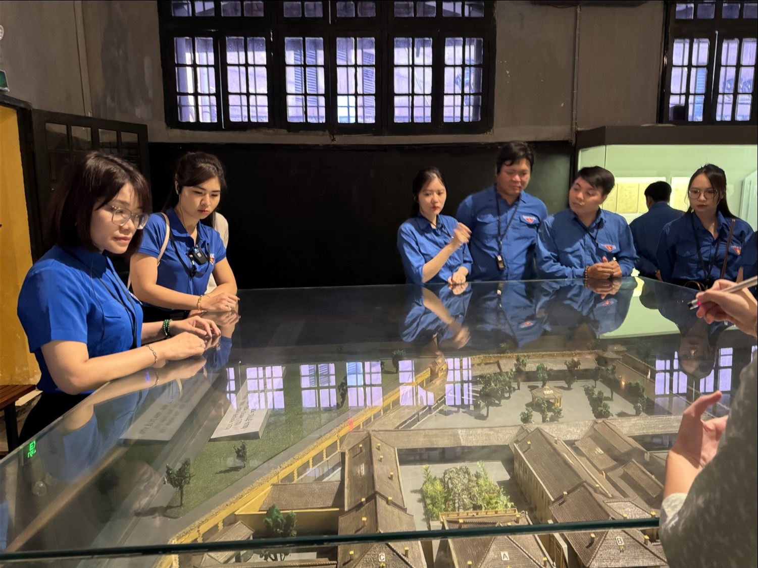Đoàn viên, thanh niên tham qua khu Du tích lịch sử Nhà tù Hỏa Lò