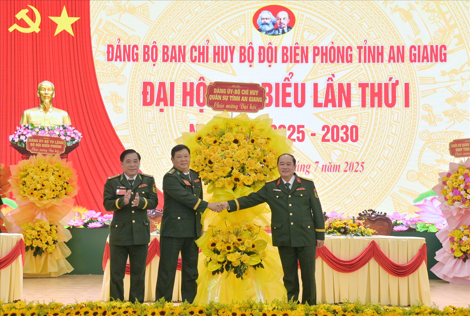 Thiếu tướng Đỗ Ngọc Toàn, Cục trưởng Cục Cửa khẩu BĐBP tặng hoa chúc mừng Đại hội. (Ảnh: Tuấn Kiệt)
