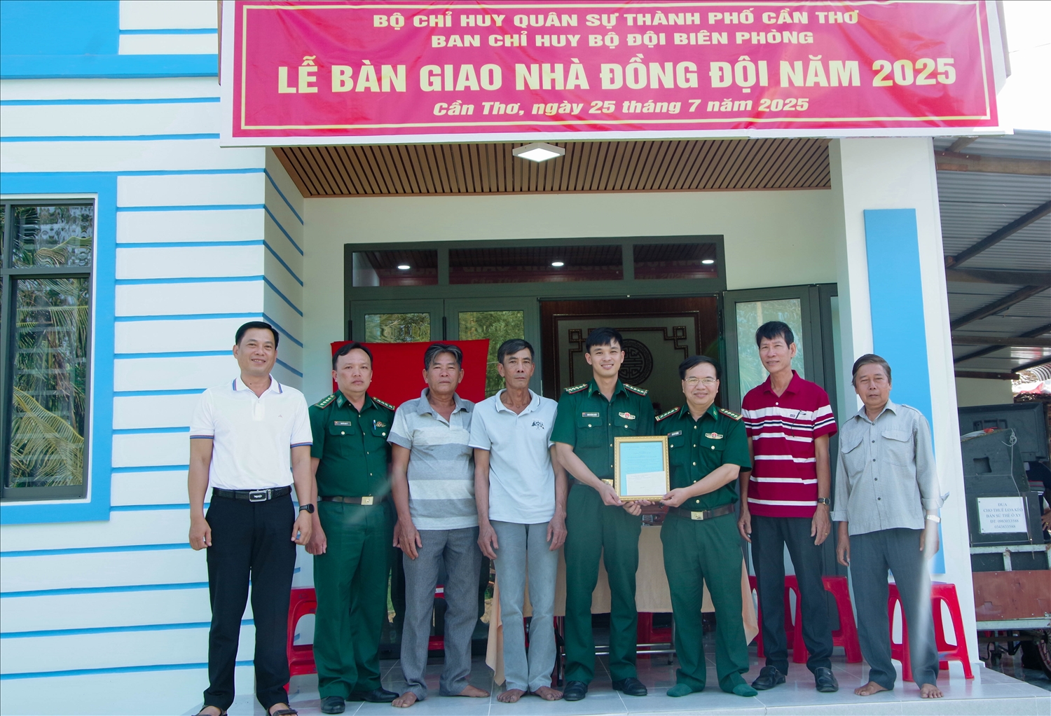 Đại tá Hà Huy Trường, Phó Chính ủy Ban chỉ huy BĐBP TP Cần Thơ trao quyết định bàn giao nhà cho gia đình Đại úy Đinh Hoàng Đoán
