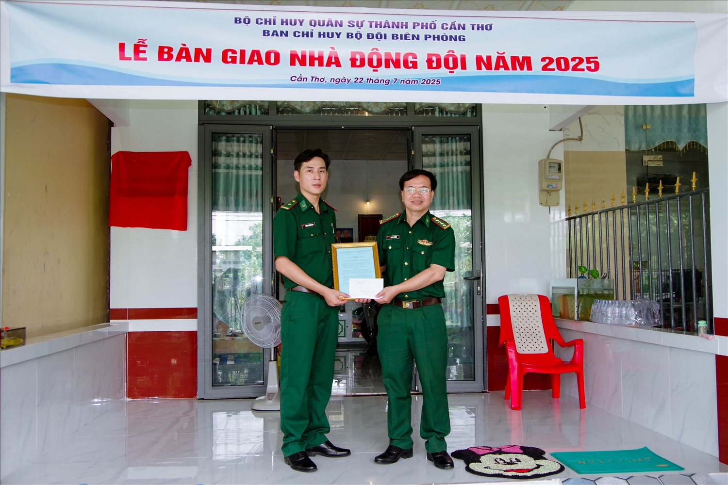Đại tá Hà Huy Trường, Phó Chính ủy Ban chỉ huy BĐBP TP Cần Thơ trao quyết định bàn giao nhà cho gia đình Thiếu tá Dương Khánh Dũng