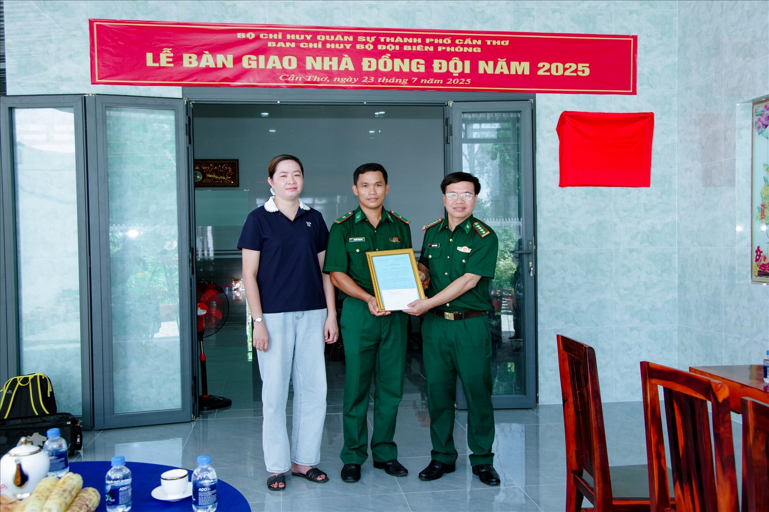 Đại tá Hà Huy Trường, Phó Chính ủy Ban chỉ huy BĐBP TP Cần Thơ trao quyết định bàn giao nhà cho gia đình thiếu tá Nguyễn Văn Đen