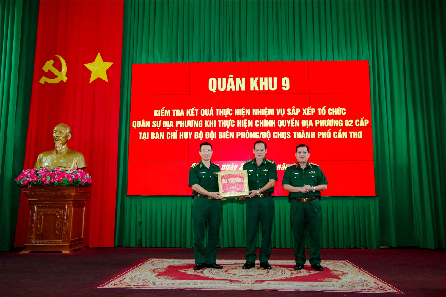 Thiếu tướng Chiêm Thống Nhất, Phó Tư lệnh, Tham mưu trưởng Bộ Tư lệnh Quân khu 9 tặng quà cho Cán bộ, chiến sĩ Ban chỉ huy BĐBP TP Cần Thơ