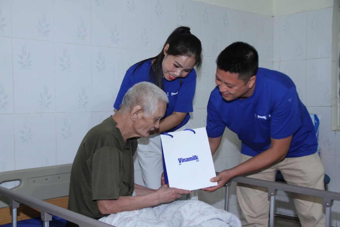 Góp phần chăm sóc sức khỏe thể chất cho những anh hùng của đất nước, Vinamilk dành tặng những món quà dinh dưỡng thiết thực như sữa tươi Vinamilk 100%, sữa hỗ trợ ăn ngủ ngon Sure Prevent Gold… (Ảnh: Thanh Bình)