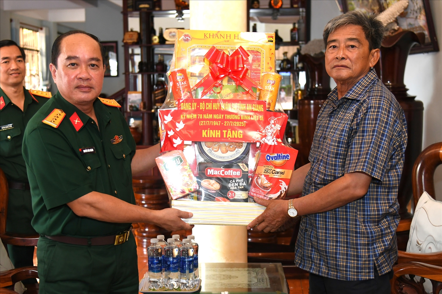 Đại tá Nguyễn Văn Ngành thăm hỏi sức khỏe và tặng quà gia đình các đồng chí nguyên thủ trưởng Bộ CHQS tỉnh qua các thời kỳ.