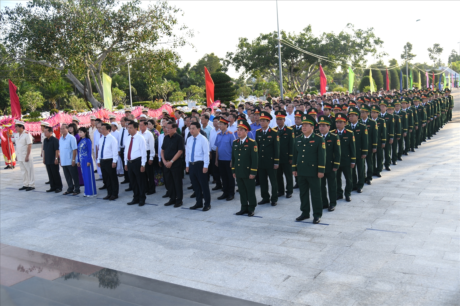 Tỉnh ủy, HĐND, UBND, Ủy ban MTTQVN và các lực lượng vũ trang tỉnh An Giang tổ chức Lễ viếng Nghĩa trang Liệt sĩ tỉnh tại phường Rạch Giá. (Ảnh: Phương Vũ)