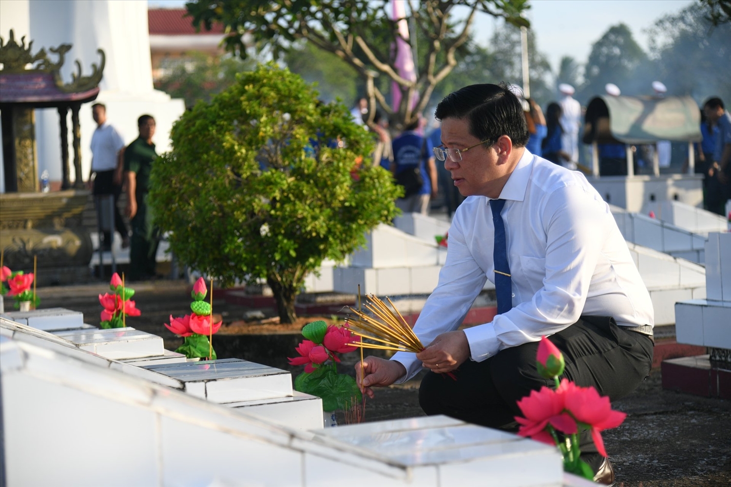 Chủ tịch UBND tỉnh An Giang Hồ Văn Mừng thắp hương trước anh linh các anh hùng liệt sĩ. (Ảnh: Phương Vũ)