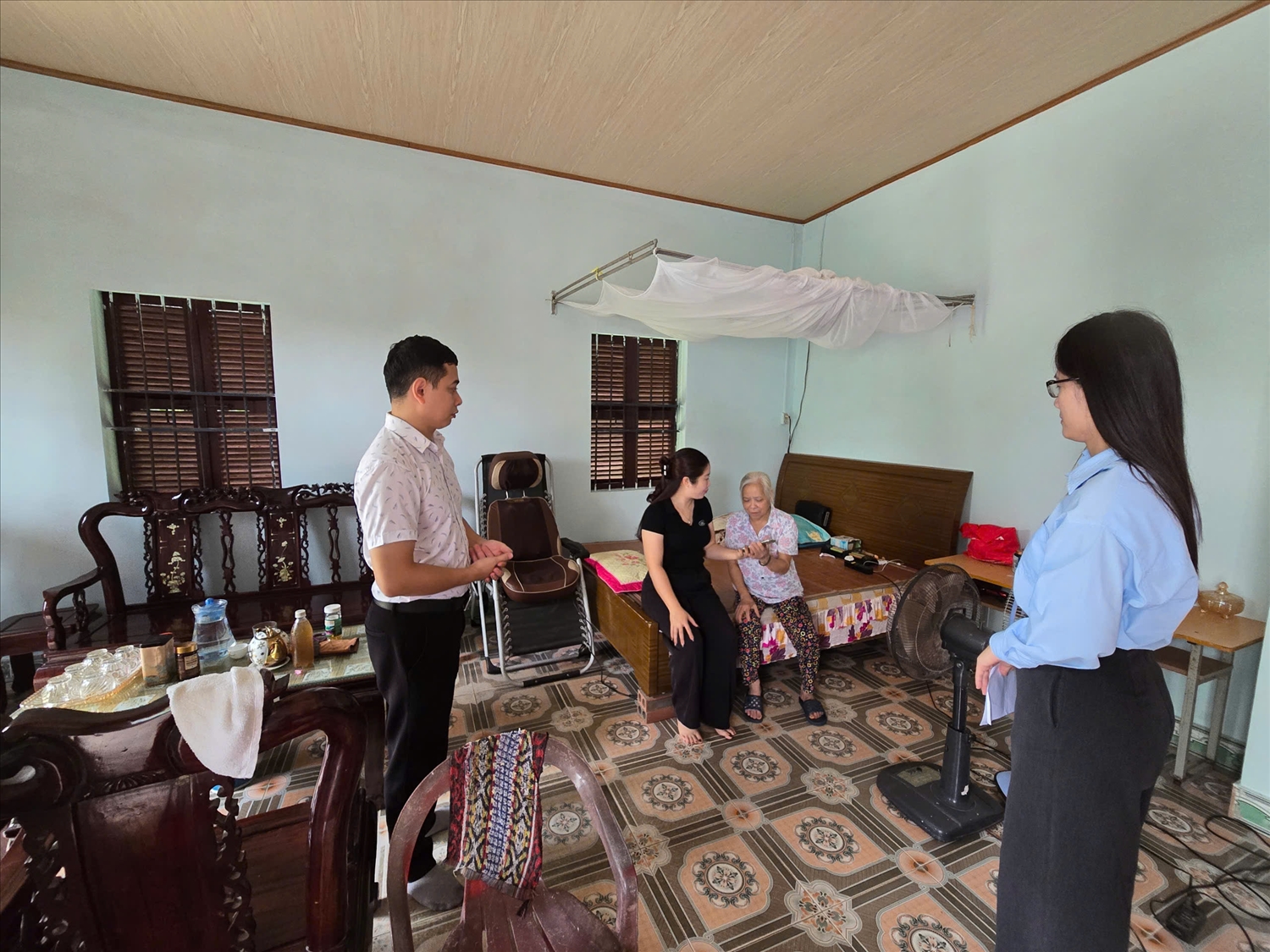 Cán bộ phường Việt Hưng thường xuyên thăm hỏi, động viên các gia đình chính sách