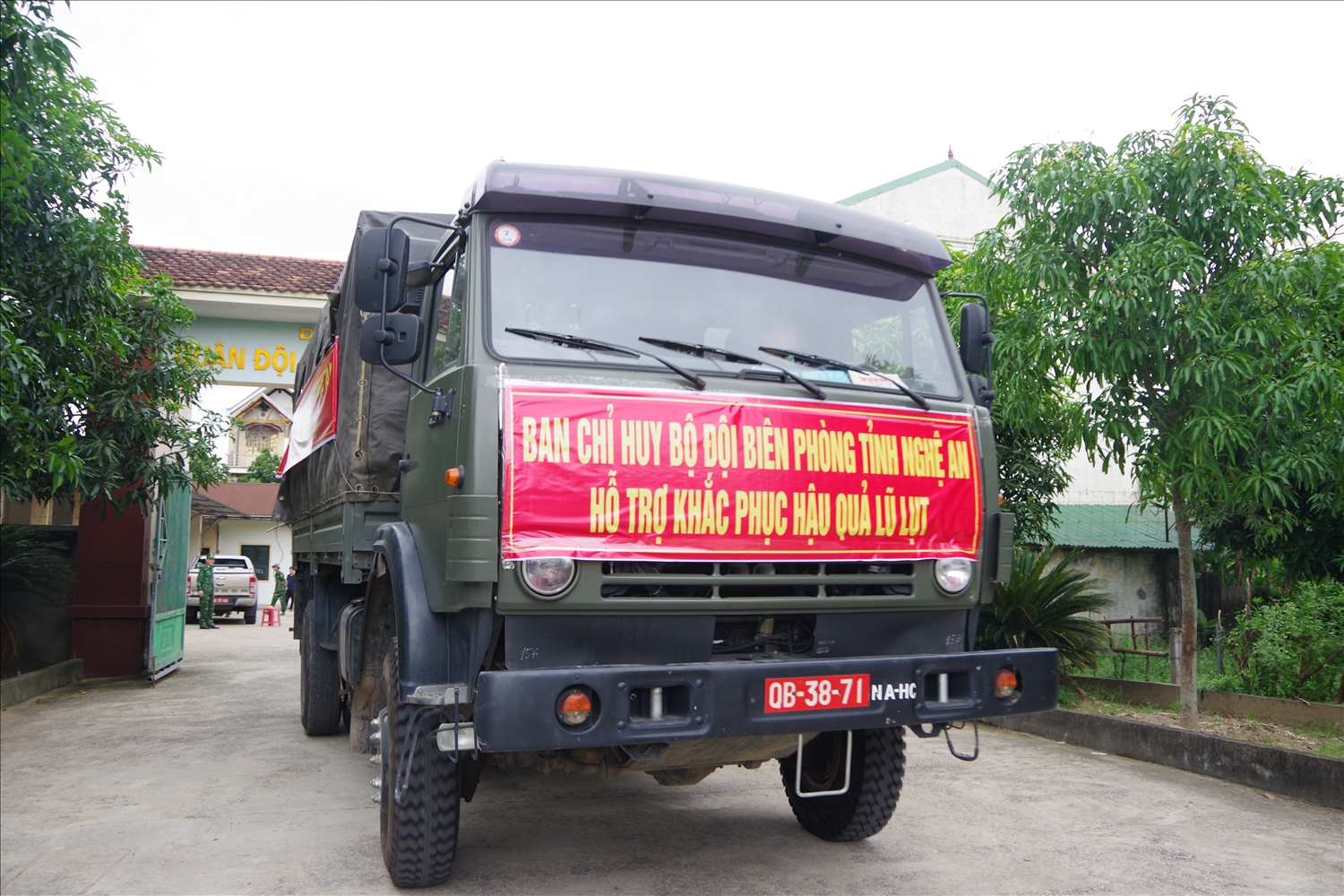 Ban chỉ huy Bộ đội Biên phòng tỉnh Nghệ An đã bố trí phương tiện, vận chuyển và cấp quân trang, vật chất, nhu yếu phẩm cho bà con vùng lũ