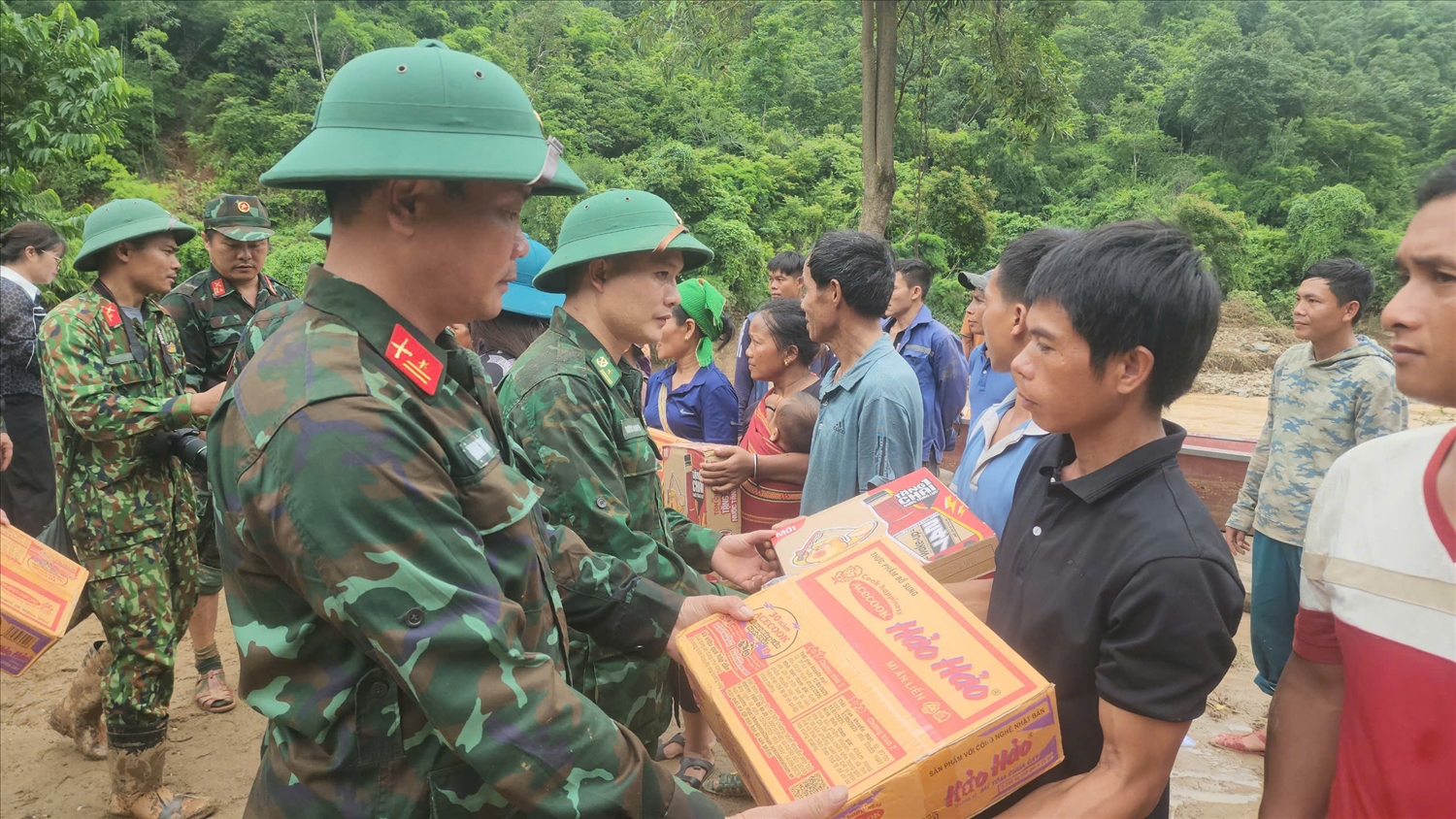 Lực lượng bộ đội biên phòng trao đồ cứu trợ cho bà con vùng bị cô lập do bão lũ