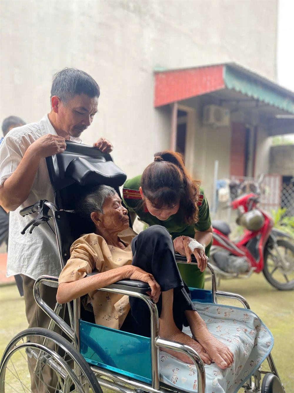 Trong quá trình xác minh, lực lượng công an đã nỗ lực không ngừng, khắc phục khó khăn, vượt hàng trăm cây số đến tận các bản làng vùng cao, biên giới, bất kể địa hình hiểm trở, giao thông đi lại khó khăn để thu nhận mẫu sinh phẩm phục vụ giám định ADN.