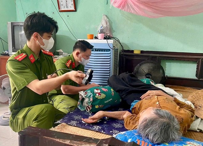 Cán bộ, chiến sĩ công an thực hiện công đoạn lấy mẫu ADN cho thân nhân liệt sĩ