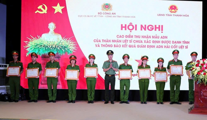 Thiếu tướng Tô Anh Dũng - Giám đốc Công an tỉnh Thanh Hoá tặng Giấy khen 10 cá nhân có nhiều đóng góp trong công tác thu nhận mẫu AND. (ảnh Q. Hương)