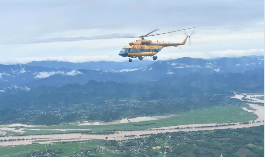 Trực thăng của Trung đoàn 916, Sư đoàn 371, Quân chủng Phòng không - Không quân thực hiện nhiệm vụ cứu trợ tại tỉnh Nghệ An.(ảnh CTV)
