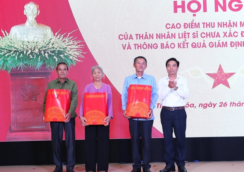 Ông Nguyễn Doãn Anh - Bí thư Tỉnh uỷ Thanh Hoá tặng quà thân nhân liệt sĩ. (ảnh Q. Hương)