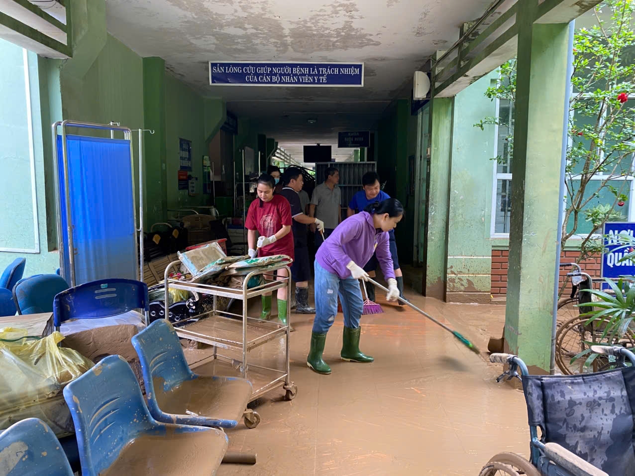 Cán bộ y, bác sỹ Trung tâm y tế Tương Dương nỗ lực dọn dẹp sau lũ