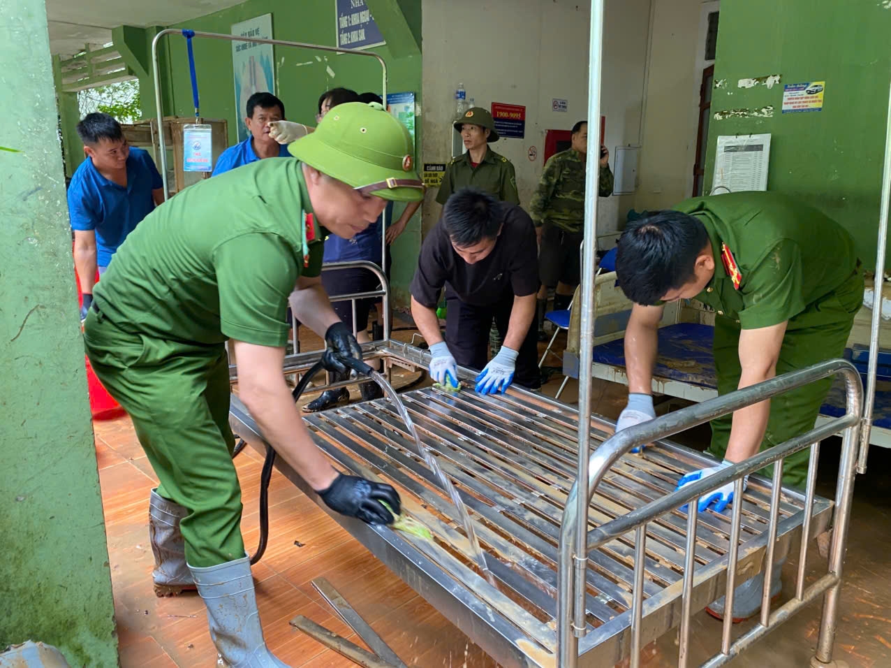 Lực lượng công an tham gia dọn dẹp hậu quả lũ lụt tại Trung tâm Y tế Tương Dương