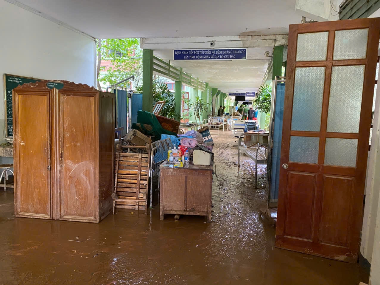 Các khoa phòng ngập ngụa bùn đất