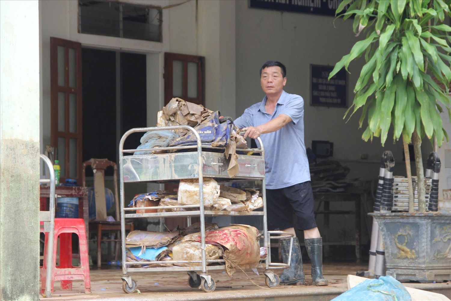 Y bác sĩ Trung tâm y tế Tương Dương thẫn thờ, mệt mỏi vì lũ lụt